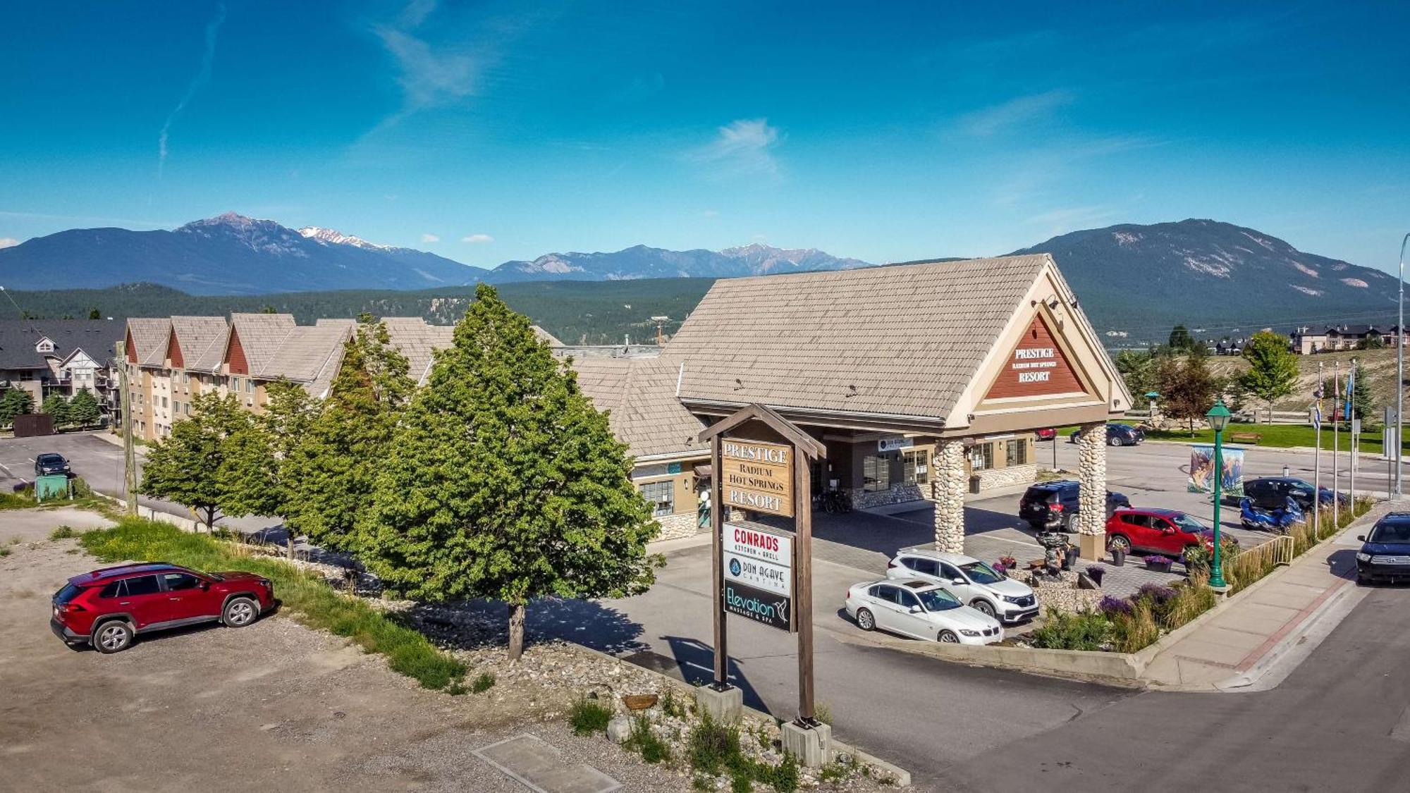 Prestige Radium Hot Springs Resort, Worldhotels Crafted Bagian luar foto