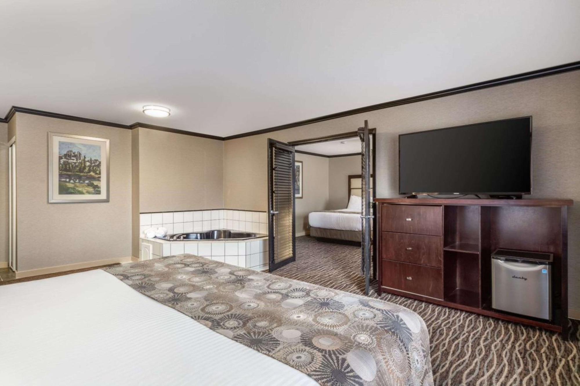 Prestige Radium Hot Springs Resort, Worldhotels Crafted Bagian luar foto